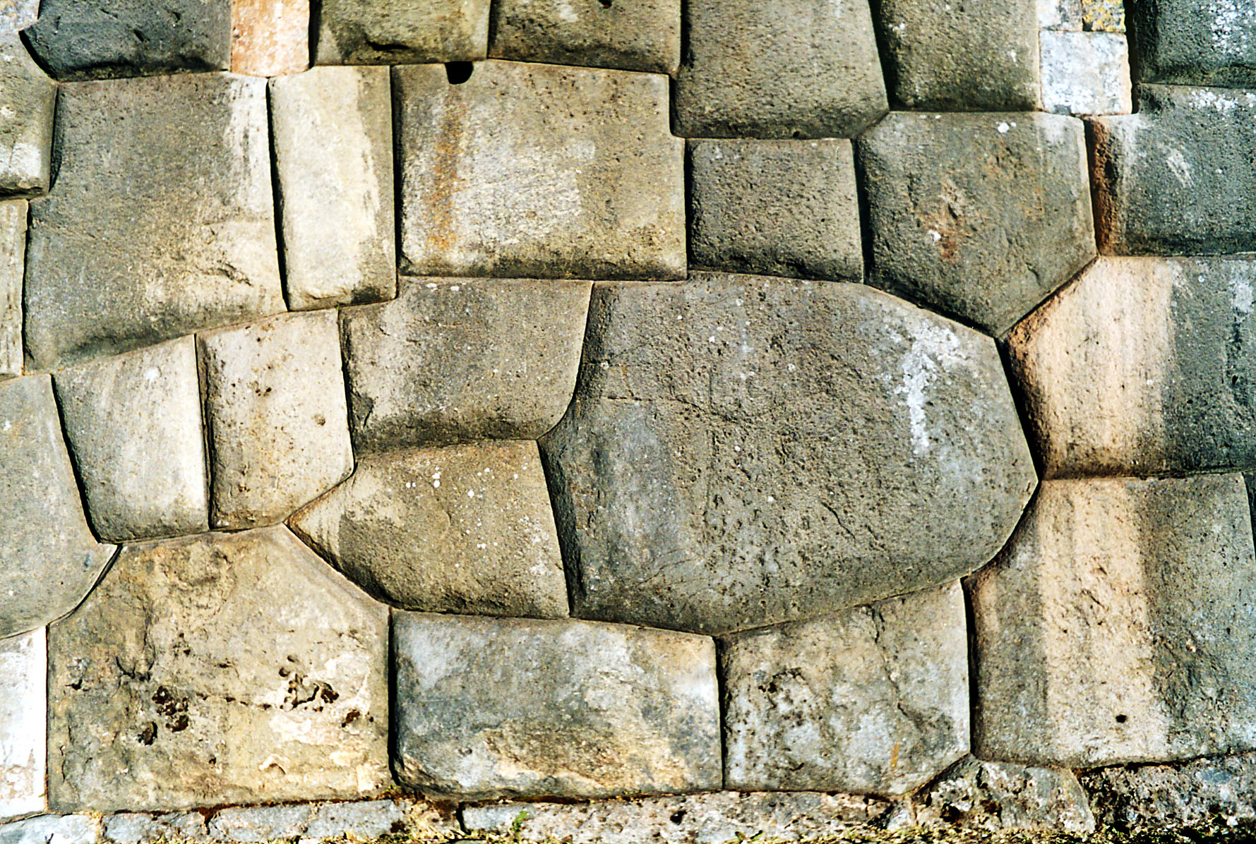 Sacsahuaman_masonry1.jpeg